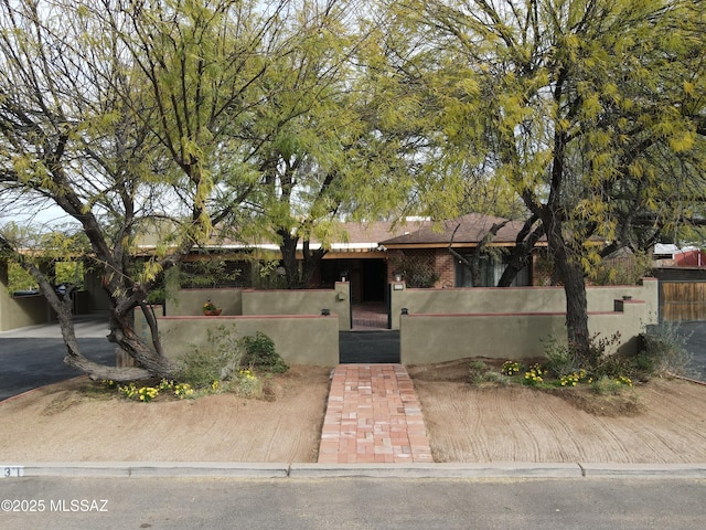 view of front of property with a fenced front yard