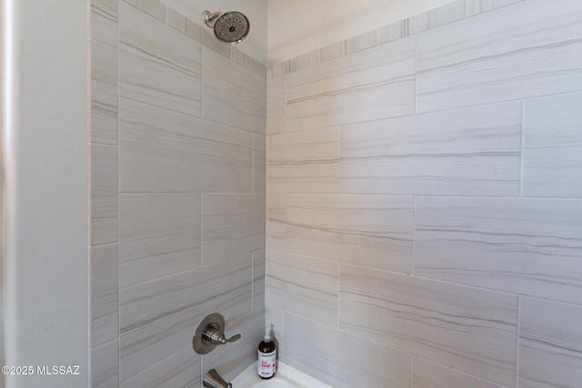 bathroom with tiled shower / bath