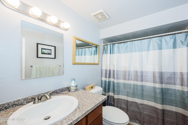 full bath featuring a shower with curtain, visible vents, vanity, and toilet