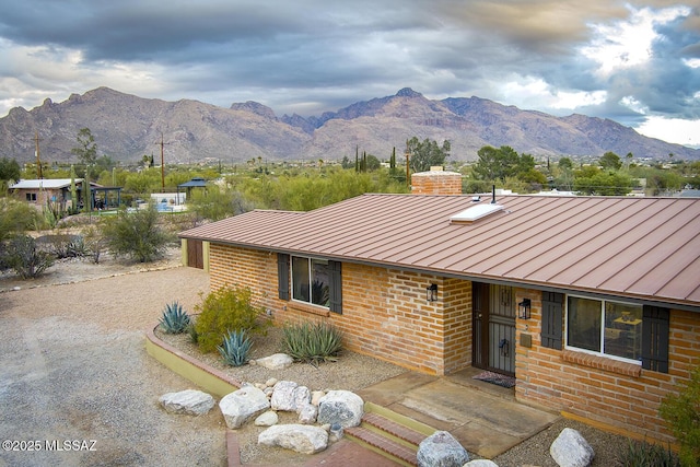 view of front of property featuring a mountain view