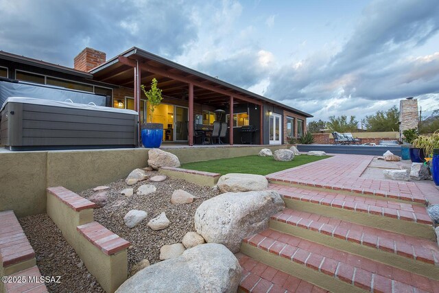 view of yard featuring a patio area