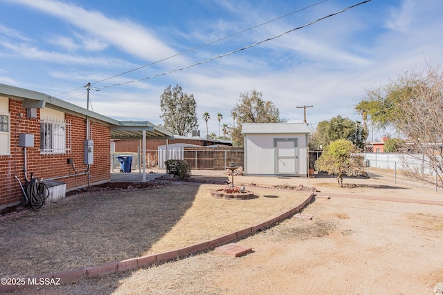 view of yard featuring a shed