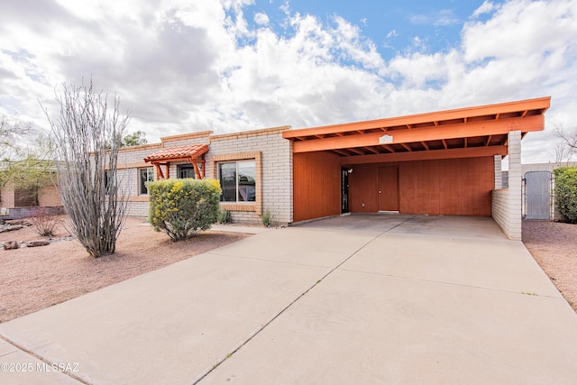 view of front of home featuring a carport and driveway