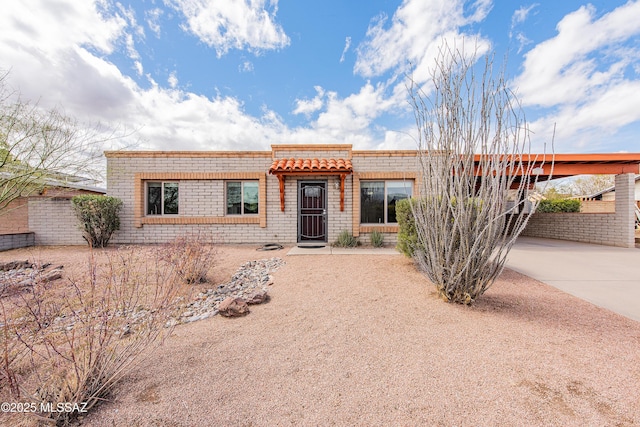 view of front of property featuring concrete driveway