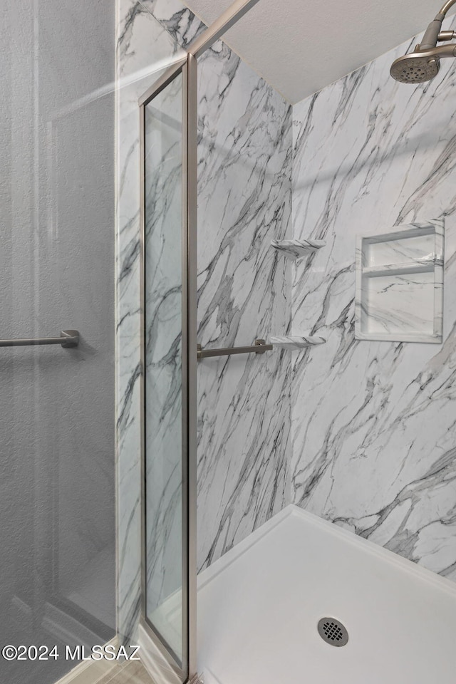 bathroom featuring a tile shower