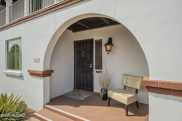 property entrance featuring stucco siding