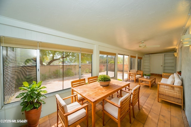 sunroom with ceiling fan