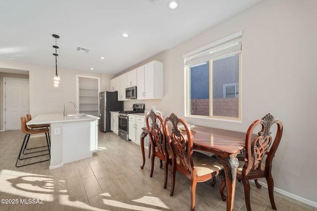 dining space featuring baseboards, visible vents, and recessed lighting