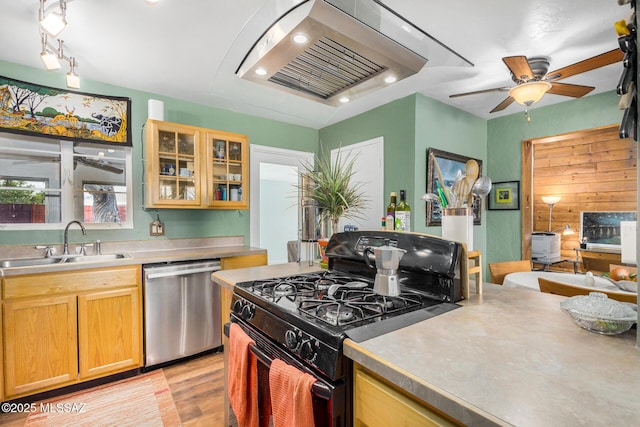 kitchen featuring black gas range oven, sink, dishwasher, ceiling fan, and light hardwood / wood-style floors