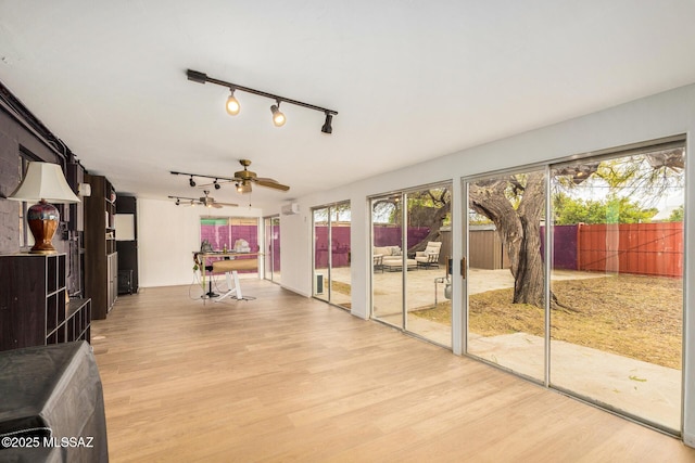 sunroom with ceiling fan