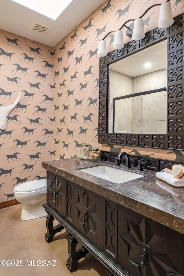 full bath featuring visible vents, toilet, vanity, and wallpapered walls