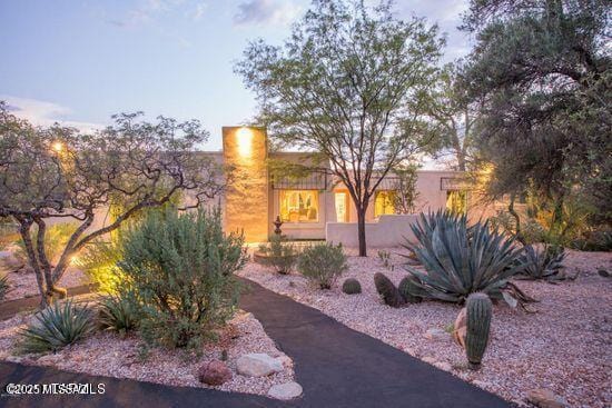 view of yard at dusk