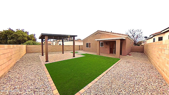 view of yard featuring a patio area