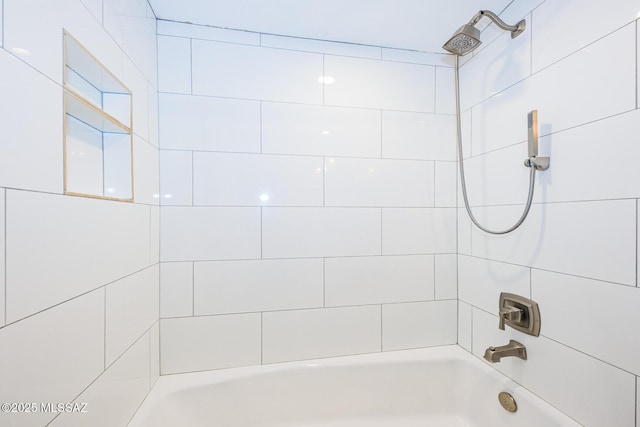 bathroom with tiled shower / bath