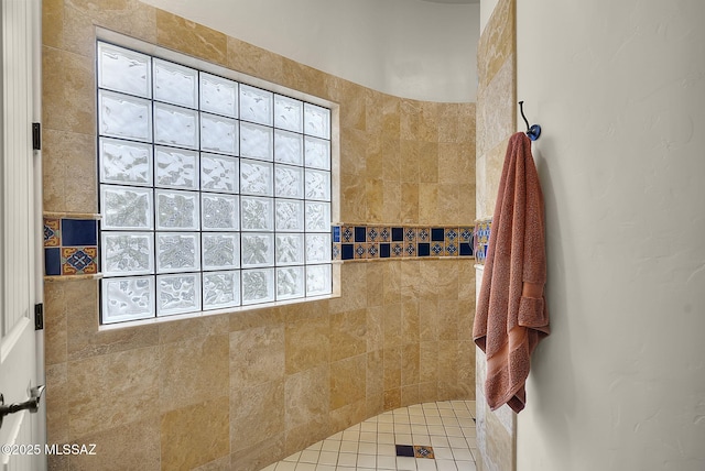 bathroom featuring a healthy amount of sunlight and a tile shower