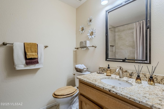 36425 S Golf Course Dr, Tucson, AZ 85739 - bathroom featuring curtained shower, toilet, and vanity