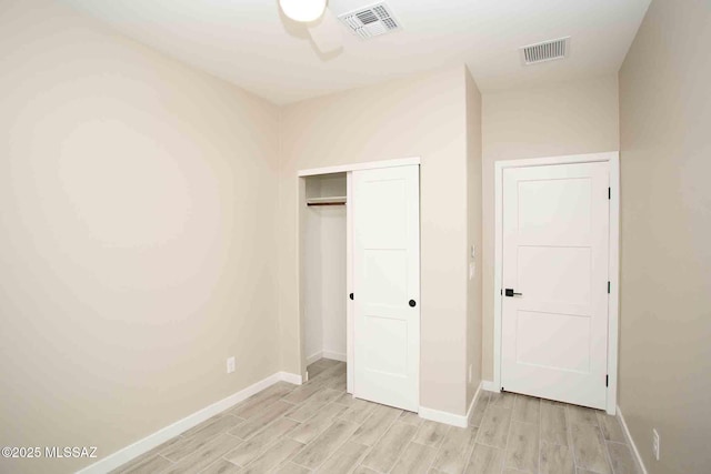 unfurnished bedroom featuring ceiling fan and a closet