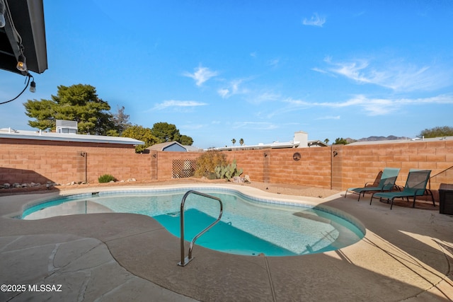 view of swimming pool