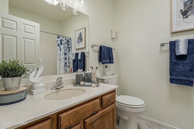 full bathroom with a shower with curtain, baseboards, toilet, and vanity