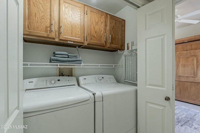 clothes washing area with washing machine and dryer, cabinet space, and ceiling fan