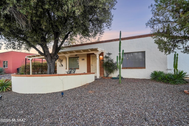 view of front of property featuring a pergola