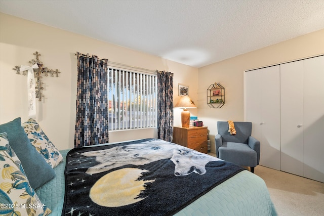 bedroom featuring light carpet, a textured ceiling, and a closet