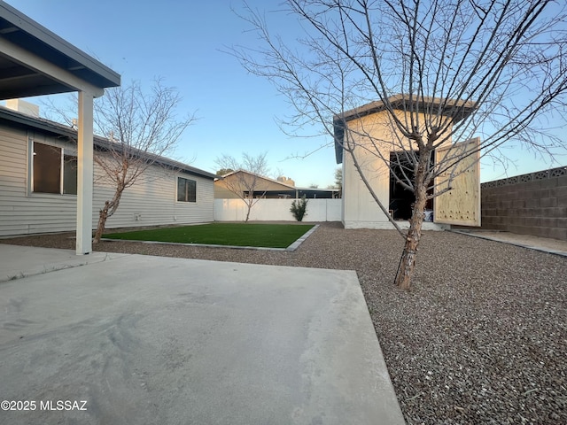 view of yard featuring a patio area