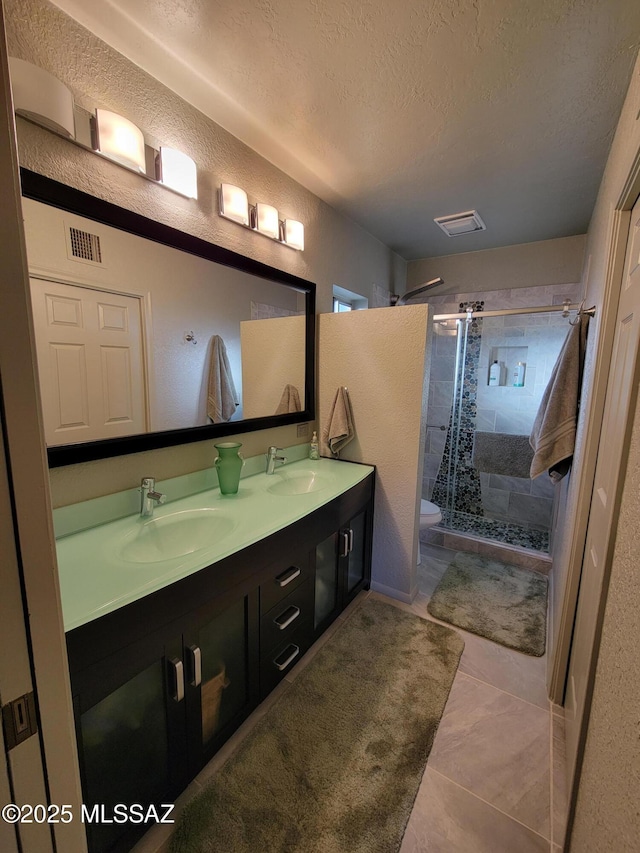 bathroom featuring toilet, vanity, a shower with curtain, and a textured ceiling