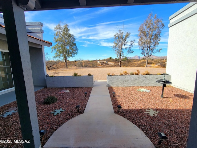 view of yard featuring a mountain view