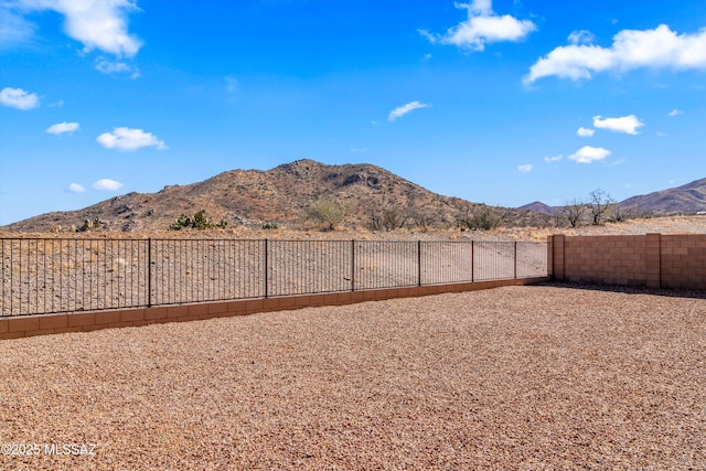 view of yard with a mountain view