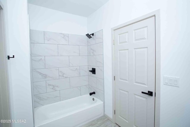 bathroom with bathtub / shower combination