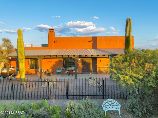 view of front of property featuring a patio area