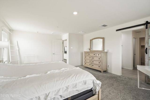 bedroom featuring carpet, a barn door, visible vents, and recessed lighting