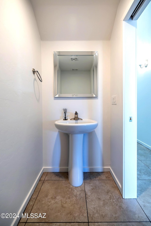 bathroom featuring sink