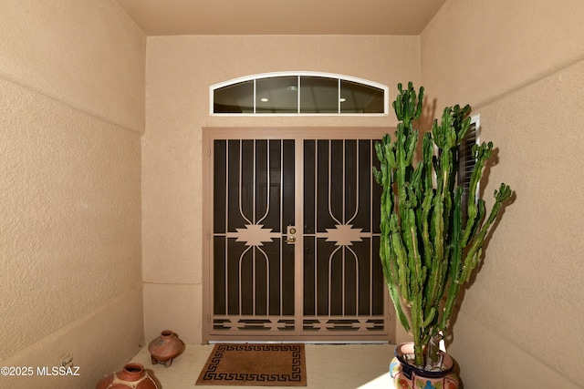 view of exterior entry featuring stucco siding