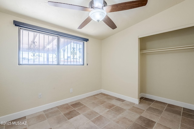 unfurnished bedroom with ceiling fan and a closet