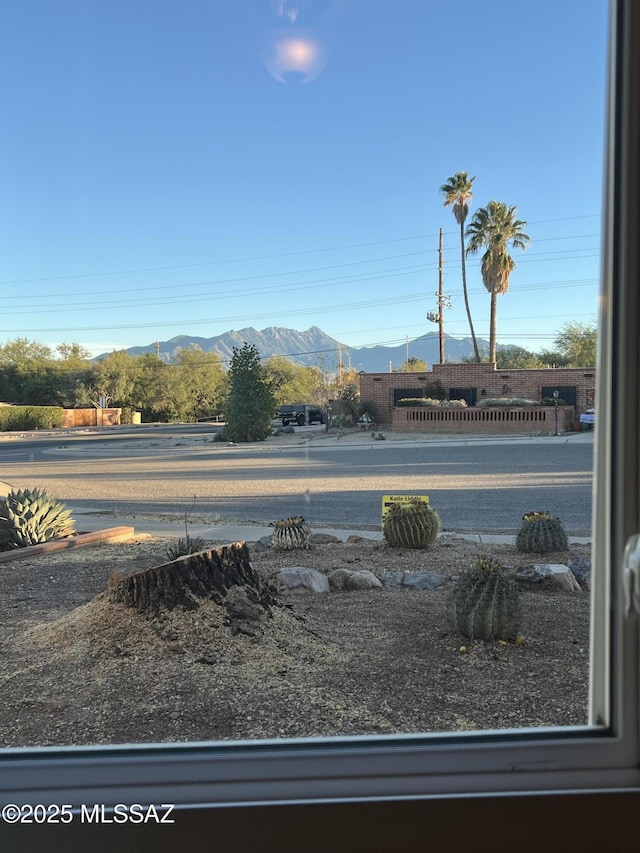 view of yard with a mountain view