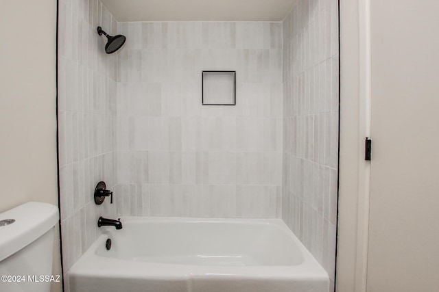 bathroom with tiled shower / bath and toilet