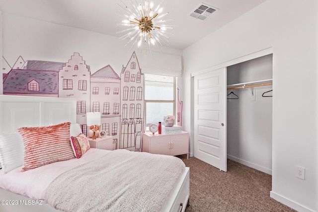 carpeted bedroom with baseboards, a closet, visible vents, and an inviting chandelier