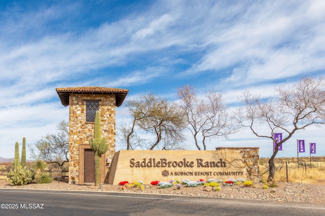 view of community / neighborhood sign