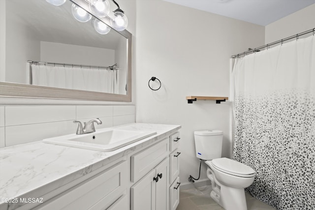 bathroom with backsplash, a shower with shower curtain, vanity, and toilet