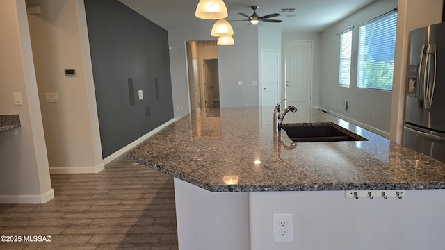 kitchen with stainless steel fridge with ice dispenser, dark wood-style floors, a ceiling fan, visible vents, and a sink