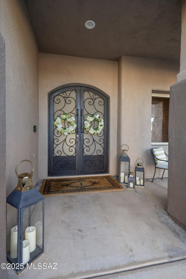 property entrance featuring stucco siding