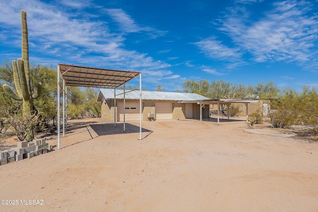 view of yard with a detached garage