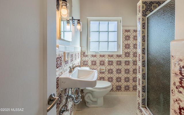 full bathroom featuring tile patterned flooring, a sink, a shower stall, and toilet