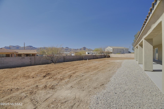 view of yard featuring a mountain view