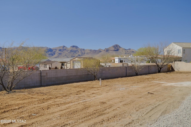 view of yard featuring a mountain view