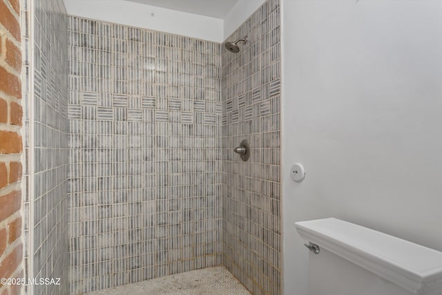 full bathroom featuring tiled shower