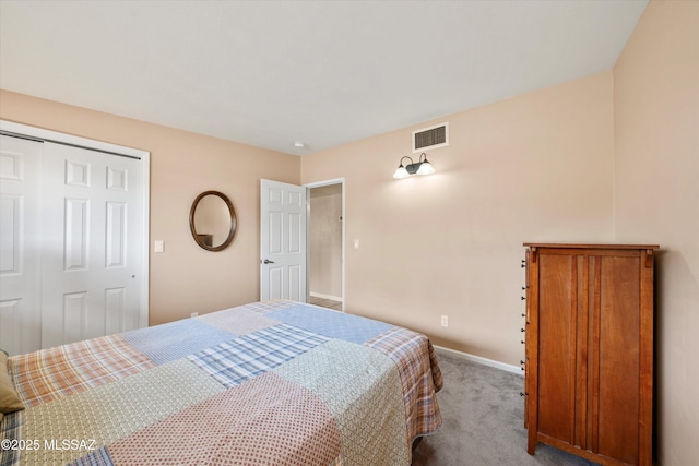 bedroom featuring carpet flooring, baseboards, visible vents, and a closet