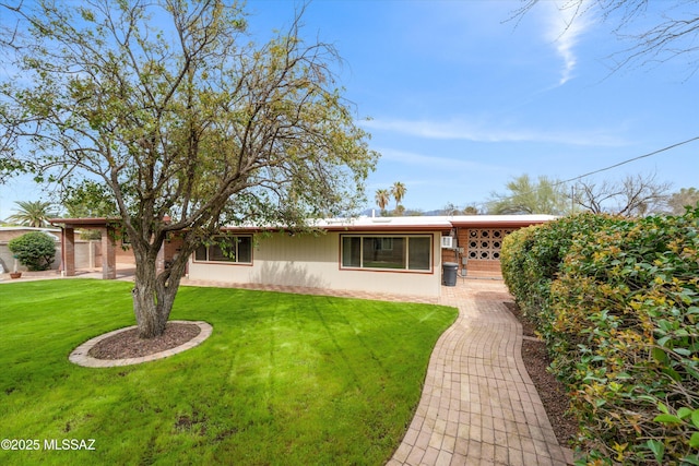 view of front of property featuring a front lawn